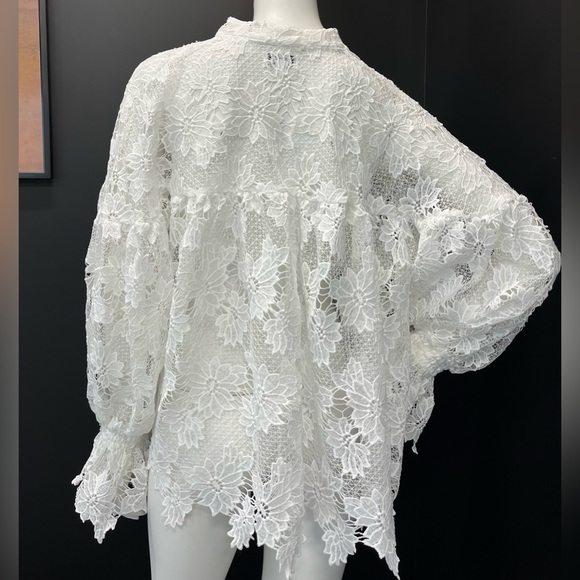 White lace top. - Picture 2 of 4